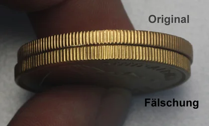 Gegenüberstellung der Randriffelung eines Original und eines gefälschten Krügerrandes